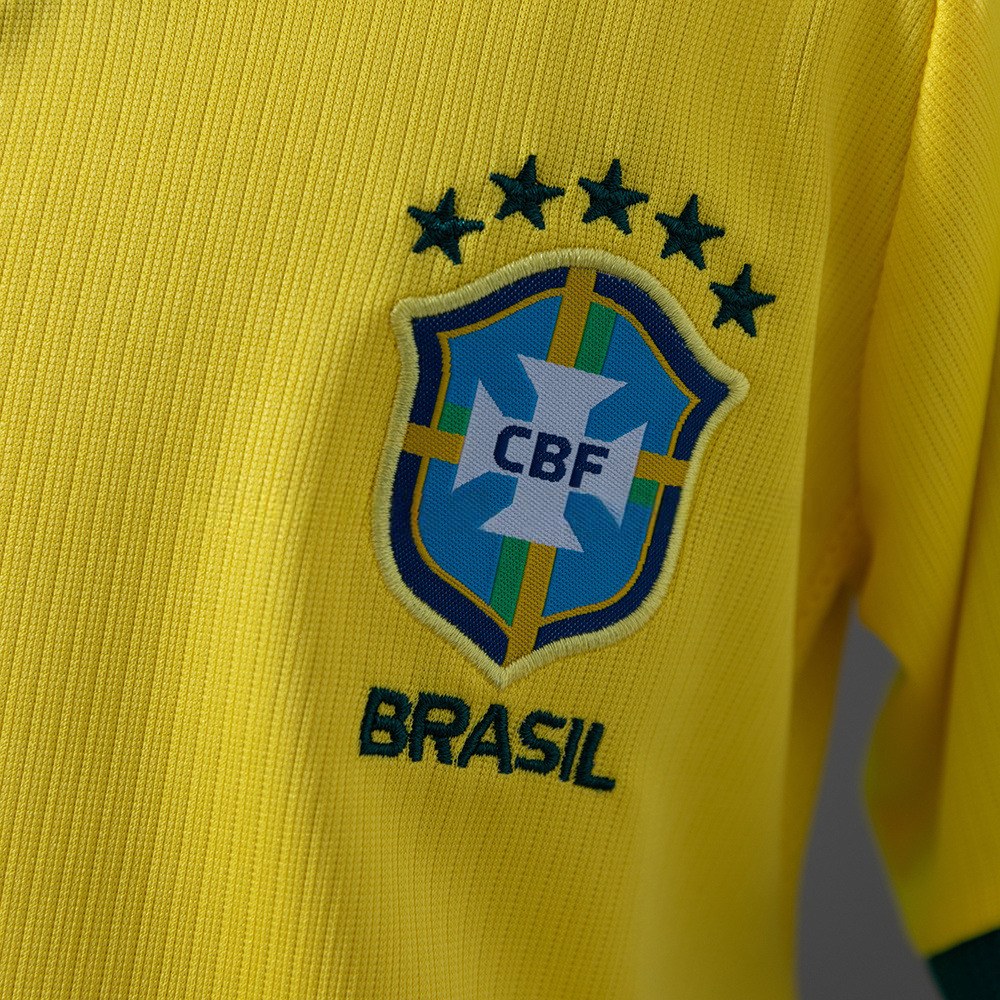 Detalj av det broderte Brasil-emblemet på drakten