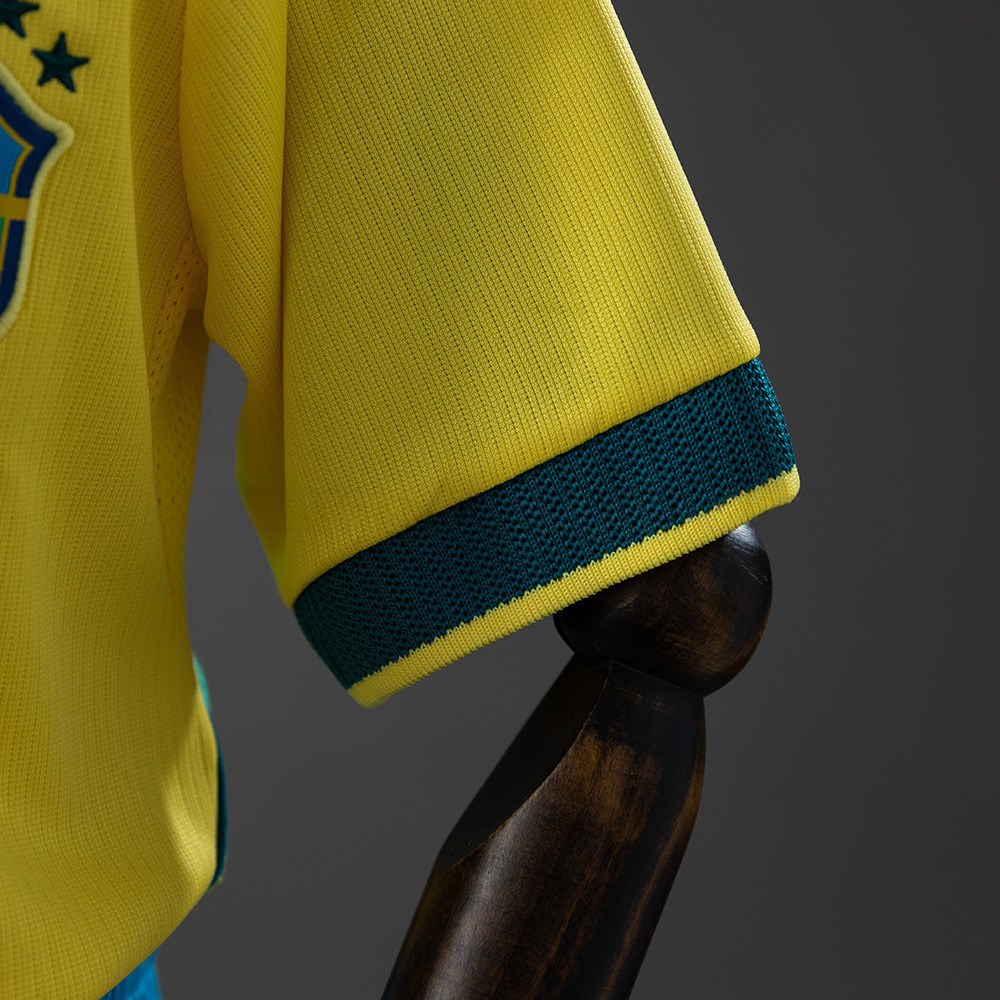 Grønn detalj på ermet av den klassiske gule drakten