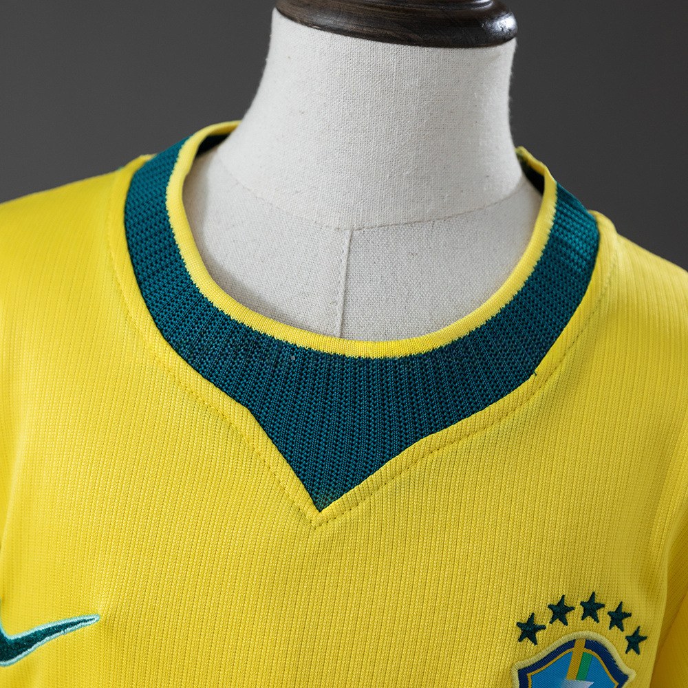 Detalj av den klassiske grønne kragen på Brasil-drakten