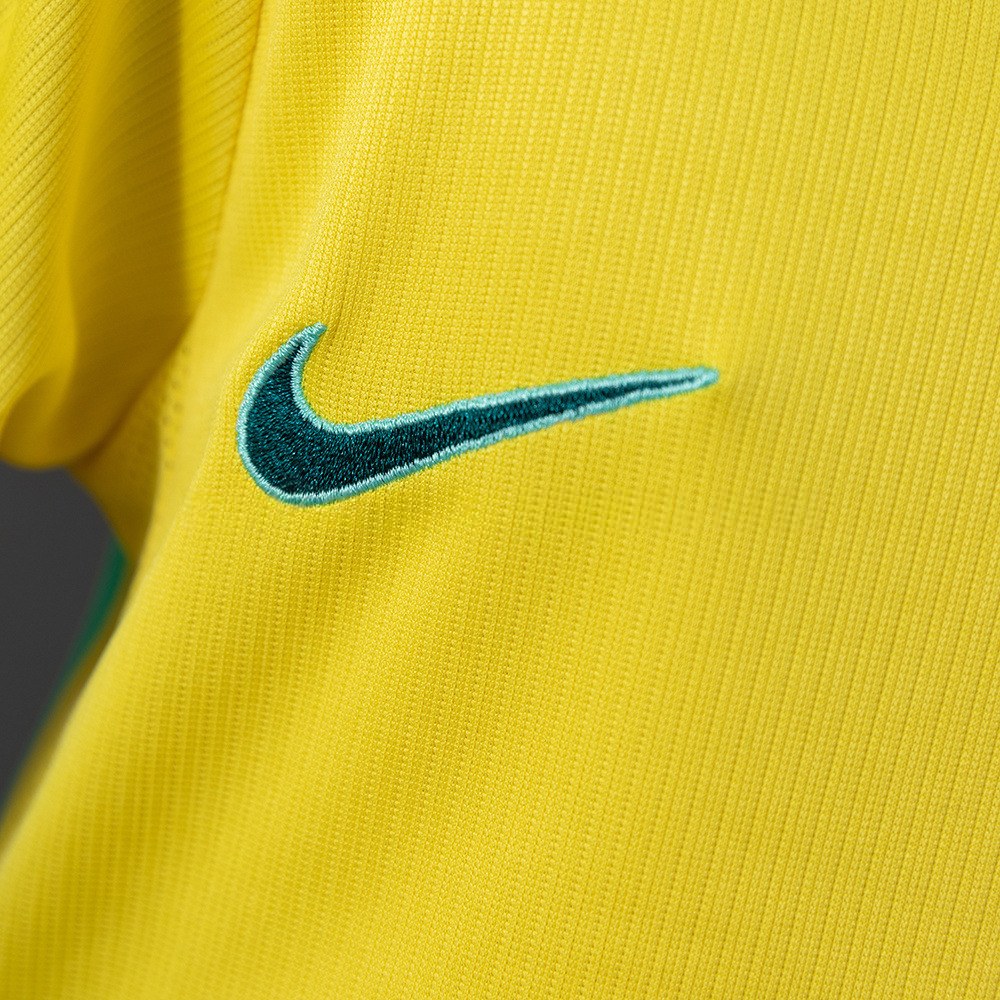 Brodert Nike-logo på brystet av Brasil-drakten