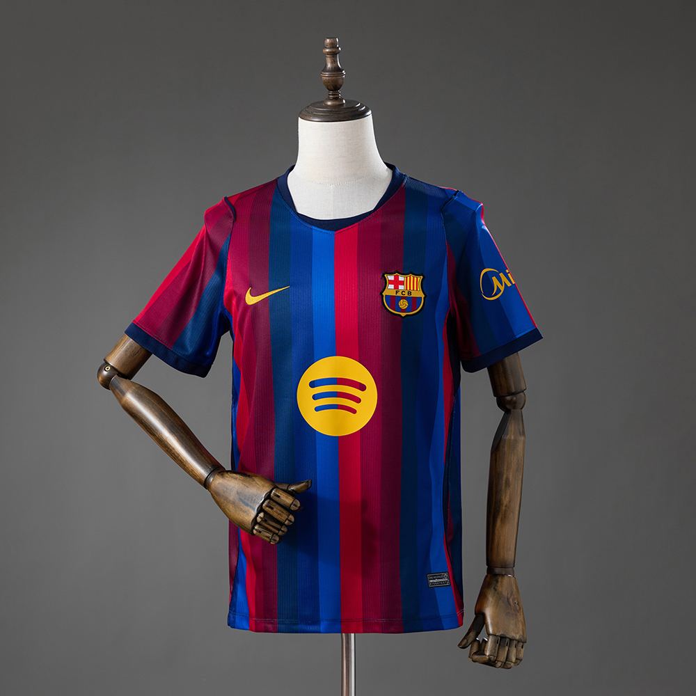 Forsiden av FC Barcelonas hjemmedrakt for 2026/27-sesongen med de ikoniske vertikale røde og blå stripene og gullfarget sponsorlogo