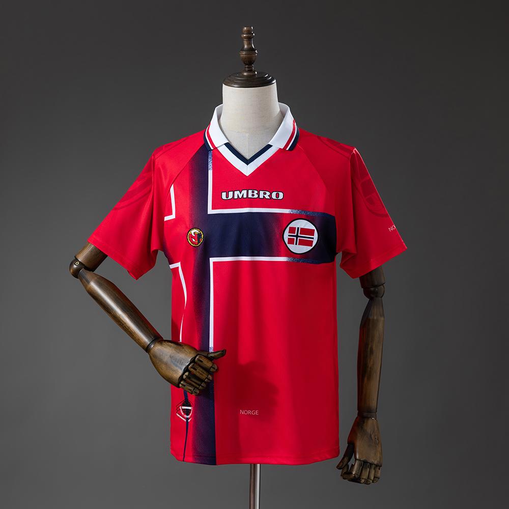 Full visning av den ikoniske Norge 1997 retro hjemmedrakten fra Umbro, med rød base og navyblått kors