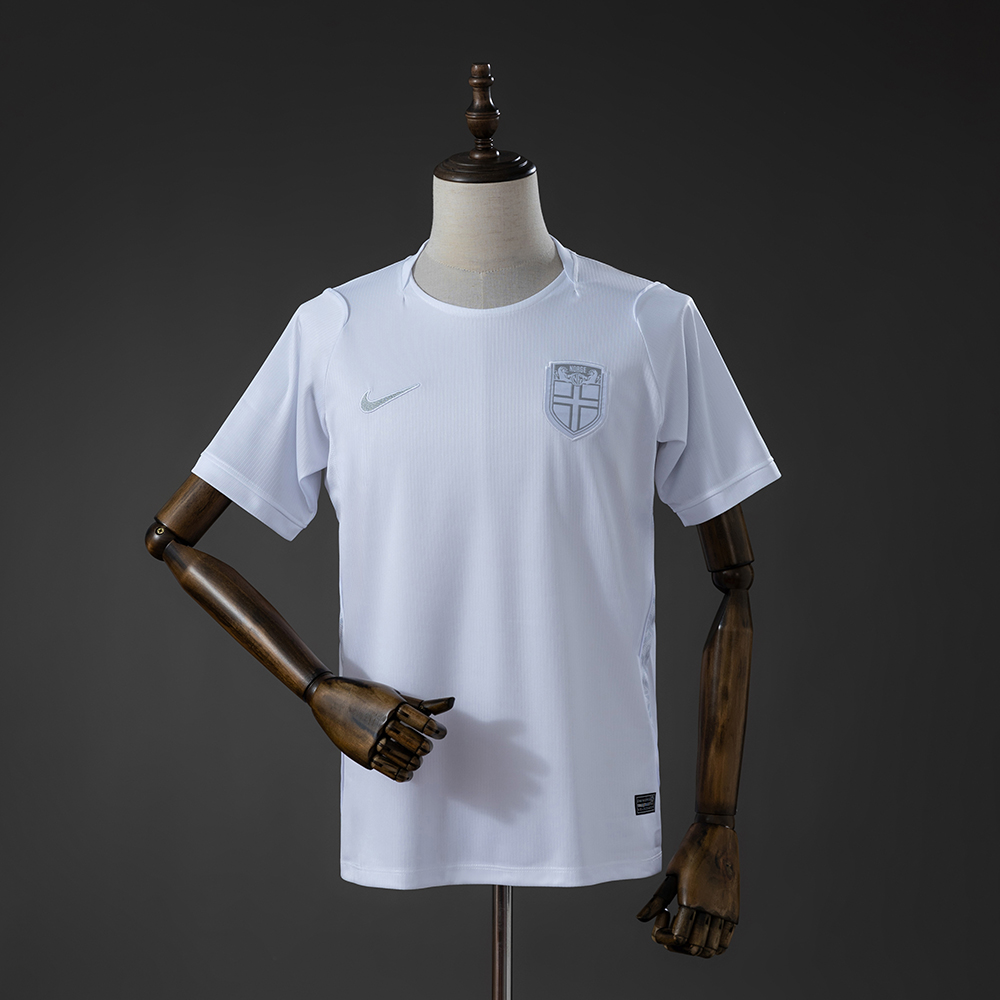 Forsiden av den offisielle norske tredjedrakten for VM 2026 i en total hvit "Whiteout"-utførelse med elegante sølvdetaljer.