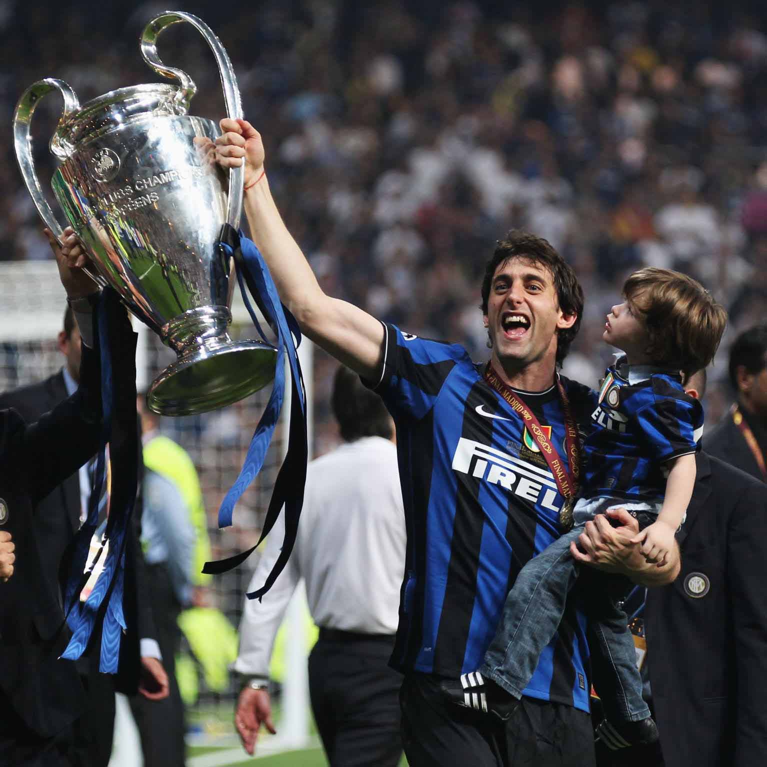 Diego Milito i Inter Milan 2009/10 retrodrakt under Champions League-finalen