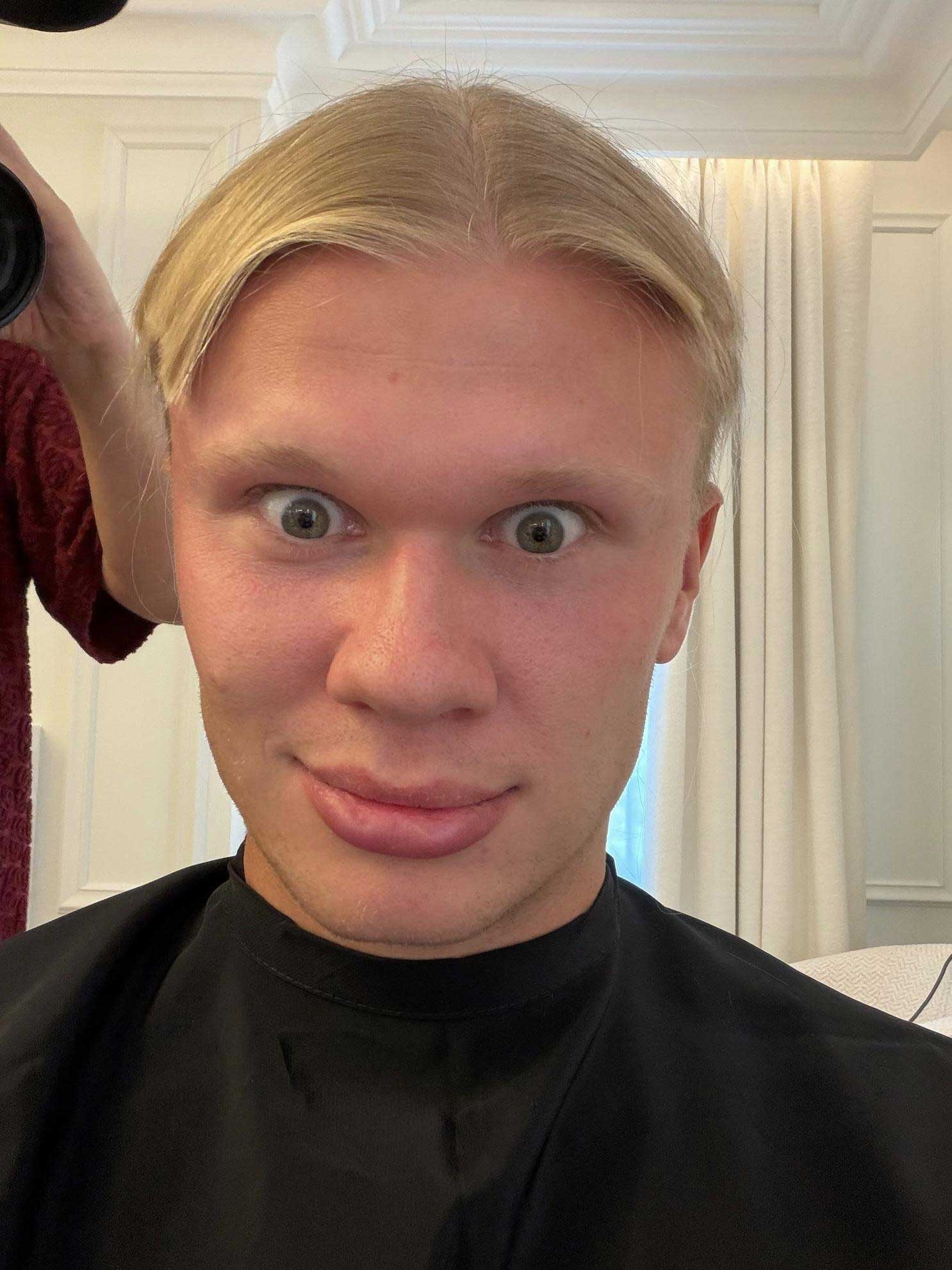 Erling Haaland med kort hår før Manchester City mot Bournemouth