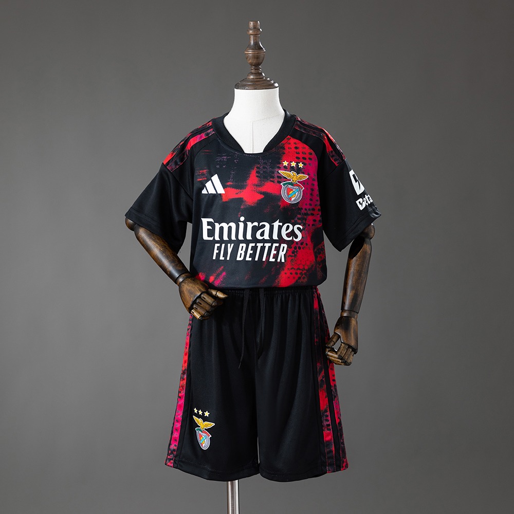 Benfica 2026/27 svart tredjedrakt for barn med rødt og rosa mønster og shorts