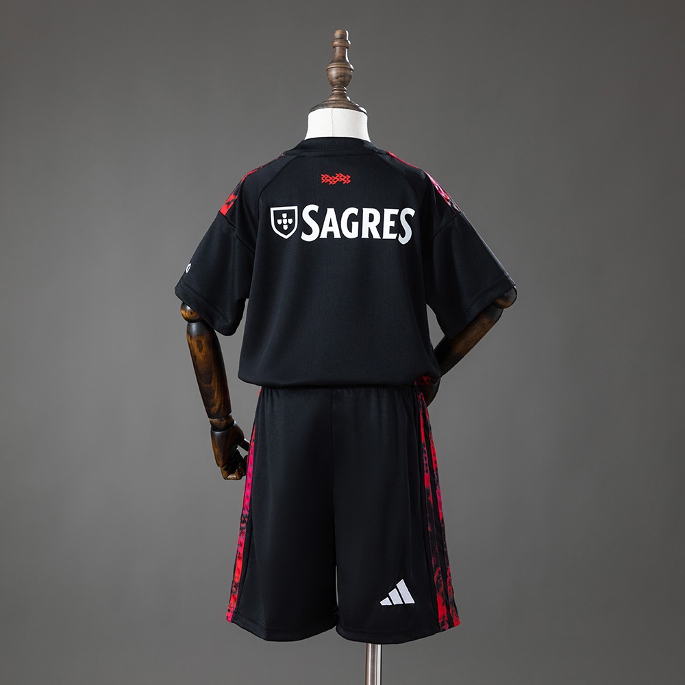Benfica 2026/27 svart tredjedrakt for barn med rødt og rosa mønster og shorts