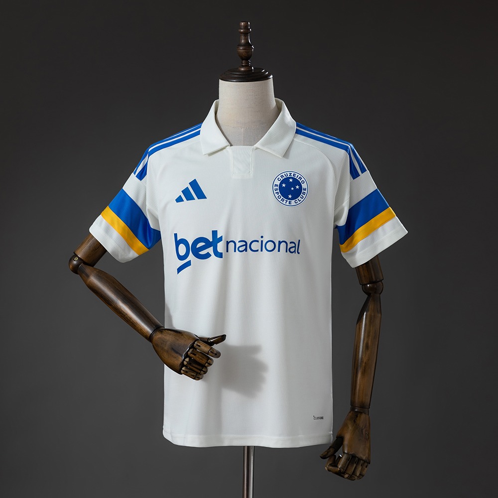 Cruzeiro tredjedrakt 2026 – hvit med blå og gule detaljer