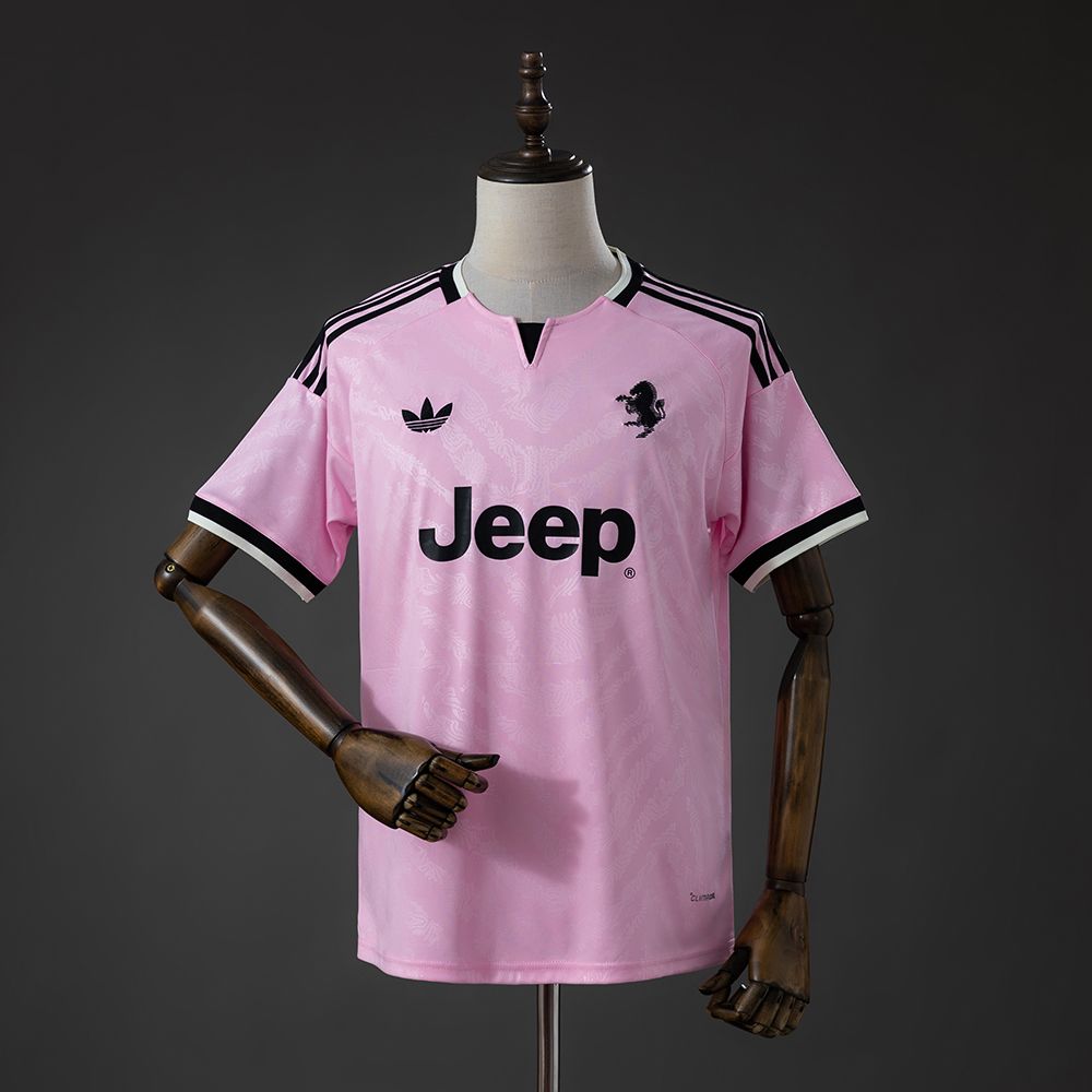 Rosa Juventus bortedrakt 26/27 vist forfra på dukke, med korte ermer, svart brystmotiv og mørk sponsortekst