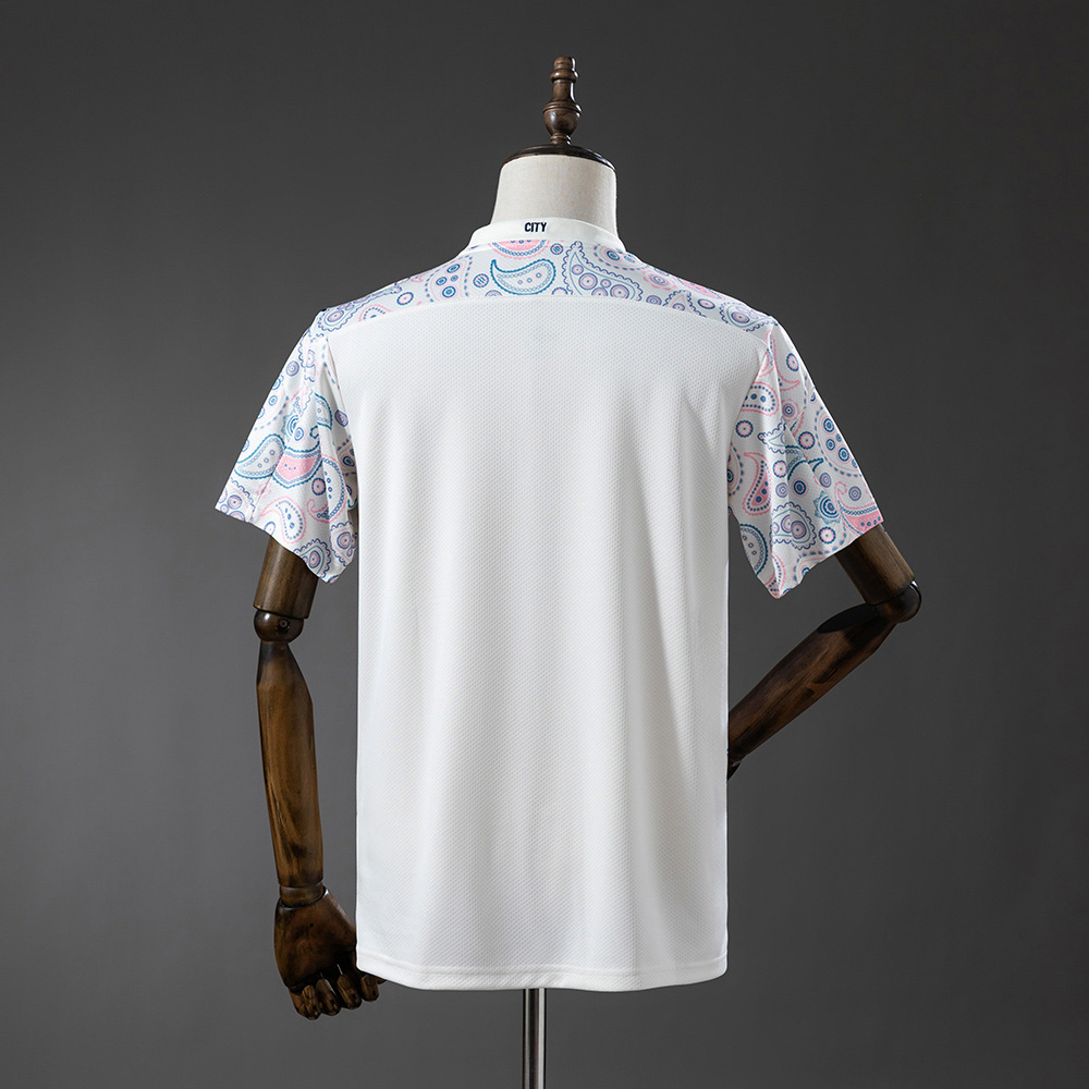 Manchester City 2020/21 offwhite retro tredjedrakt med lyseblått og rosa paisleymønster