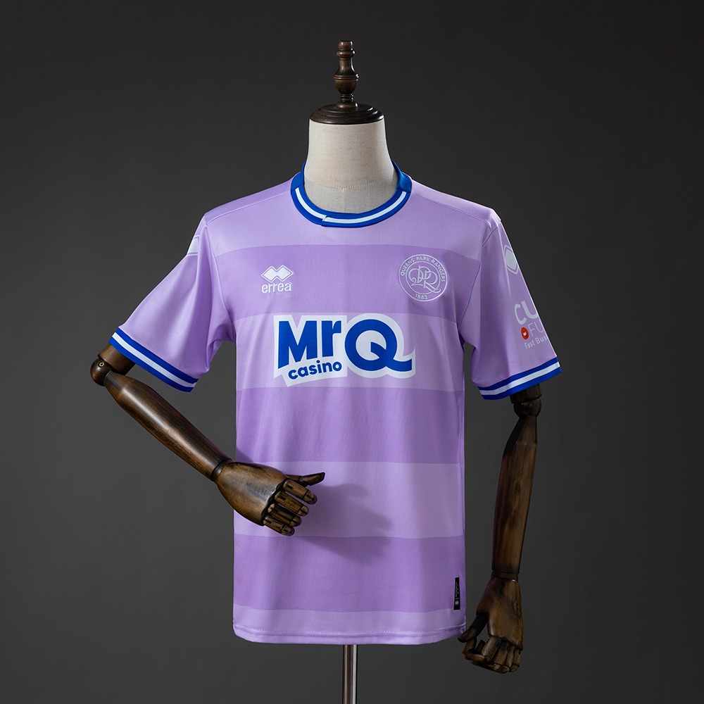 Lilla Queens Park Rangers bortedrakt 2026/27 med tonale vannrette striper