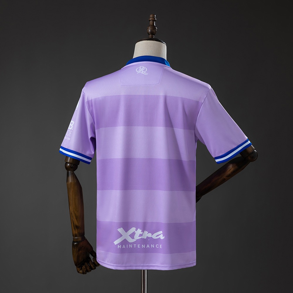 Lilla Queens Park Rangers bortedrakt 2026/27 med tonale vannrette striper