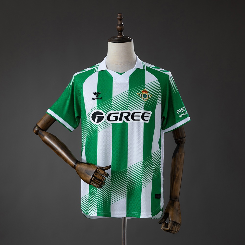 Real Betis 2026/27 grønn og hvit hjemmedrakt med polokrage og diagonalt mønster