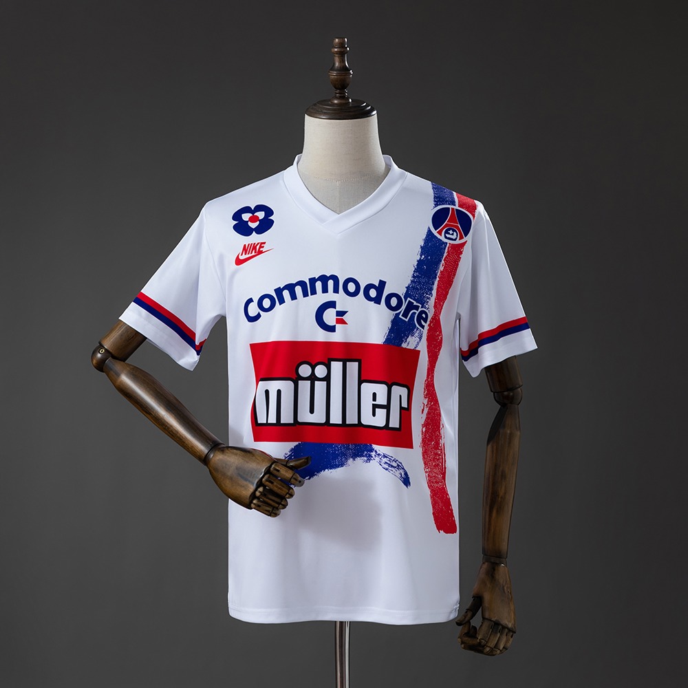 Hvit PSG 91/92 hjemmedrakt med rød og blå penselgrafikk