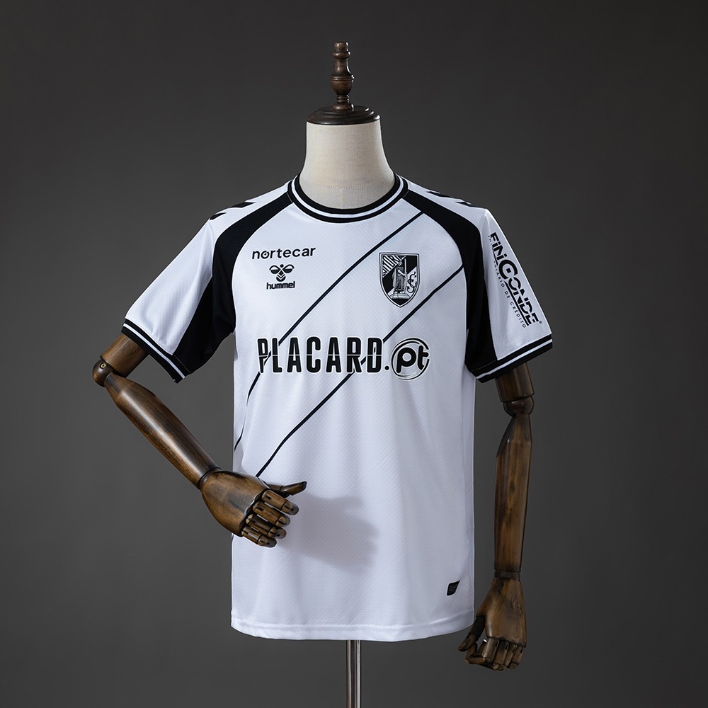 Hvit Vitória SC hjemmedrakt 2026/27 med svarte skulderpaneler, diskré diagonale linjer og en klassisk svart-hvit rund hals.