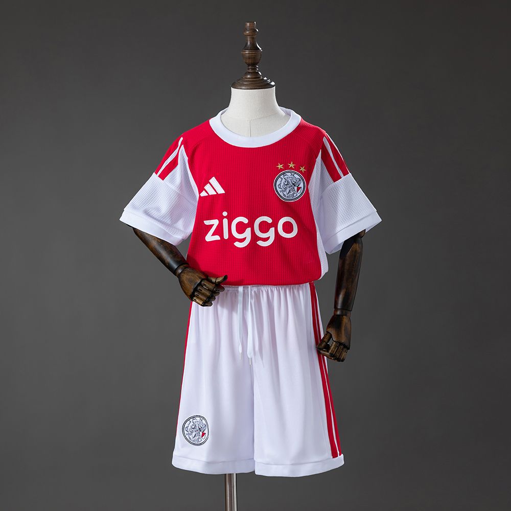Rød og hvit Ajax hjemmedrakt sett 26/27 for barn med overdel og shorts