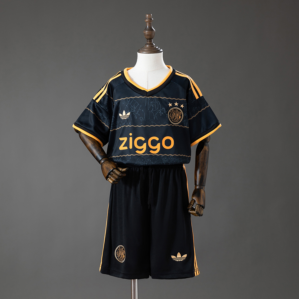 Svart Ajax draktsett 26/27 for barn med kortermet overdel og matchende shorts
