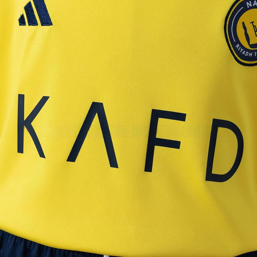 Nærbilde av brystmotivet på gul Al-Nassr hjemmedrakt 26/27