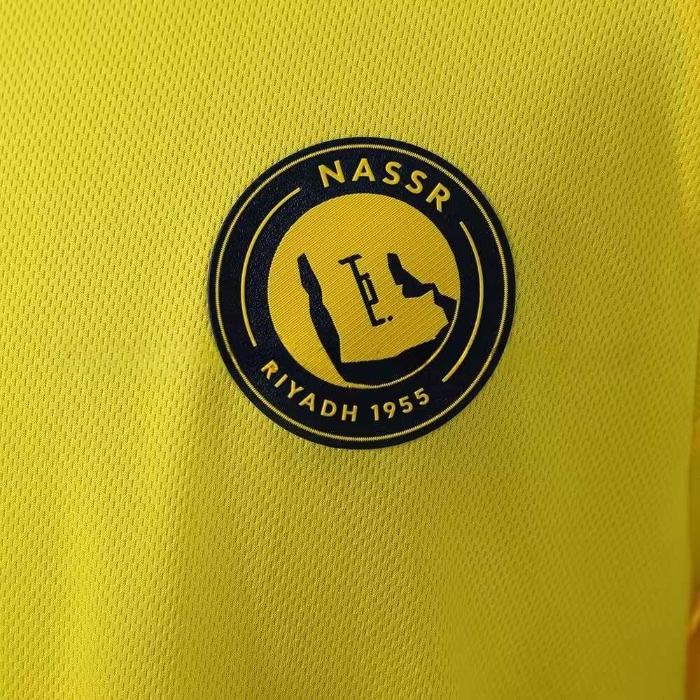 Detalj av Al-Nassr-klubbmerket på den gule hjemmedrakten 2026/27