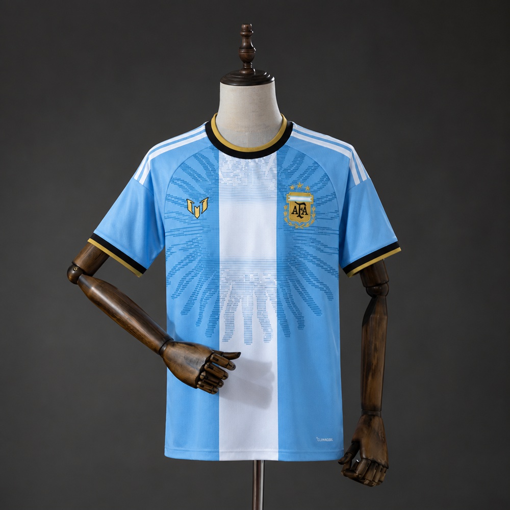 Lyseblå og hvit Argentina jubileumsdrakt 2026 med svarte og gylne detaljer
