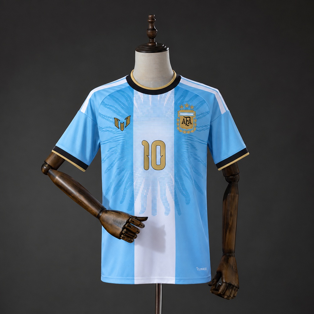 Lyseblå Argentina spesialdrakt med gullfarget MESSI 10 og solstråler på ryggen