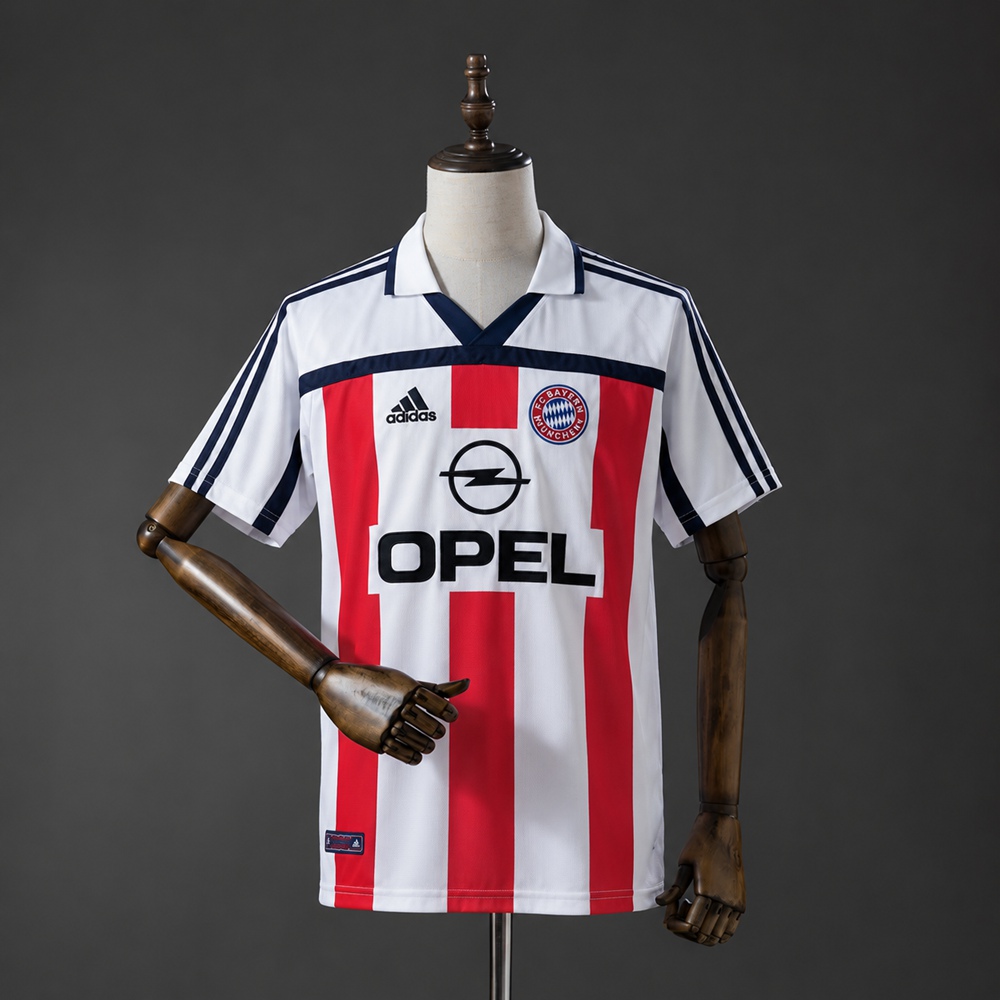 Bayern Munich 00/01 retro bortedrakt i hvitt med brede røde striper, polokrage og korte ermer