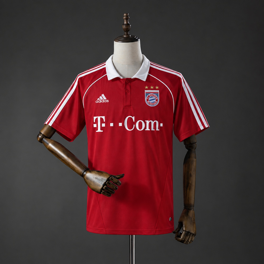 Rød Bayern Munich 05/06 retro hjemmedrakt med hvit polokrage, korte ermer og tre gullstjerner