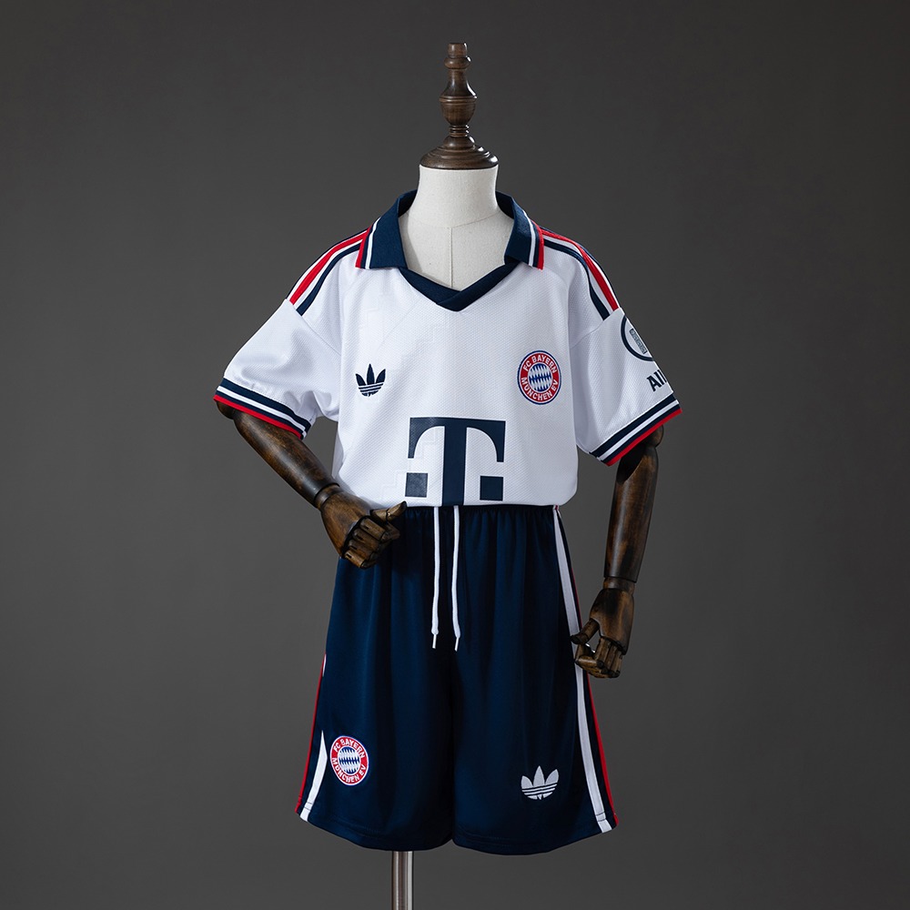 Bayern Munich 26/27 hvitt bortedraktsett for barn med kortermet drakt og marineblå shorts 背面图片命名