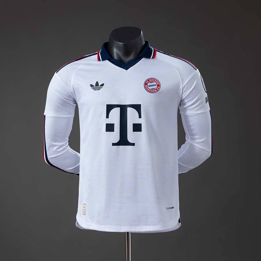 Bayern Munich 26/27 hvit bortedrakt i langermet med marineblå krage og røde detaljer
