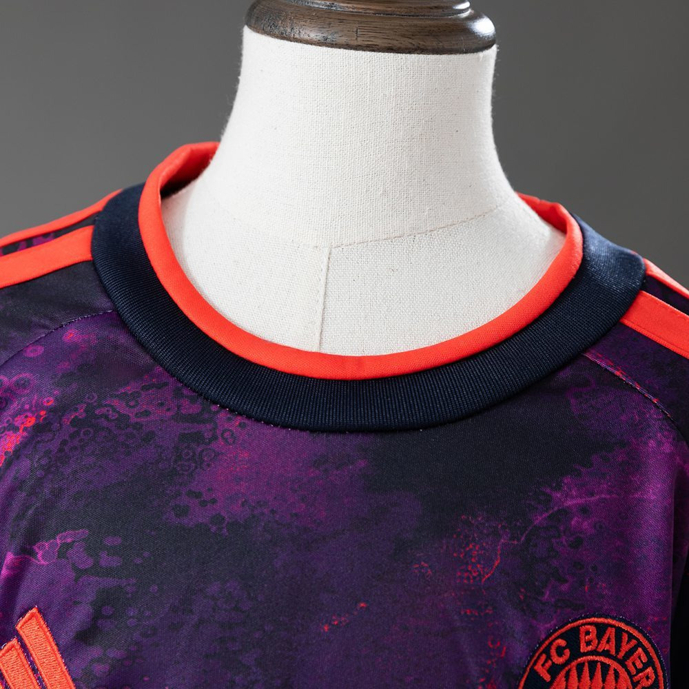 Bayern München Tredjedrakt Barn 2026/27 – Mørk Lilla med Shorts - Bilde 3