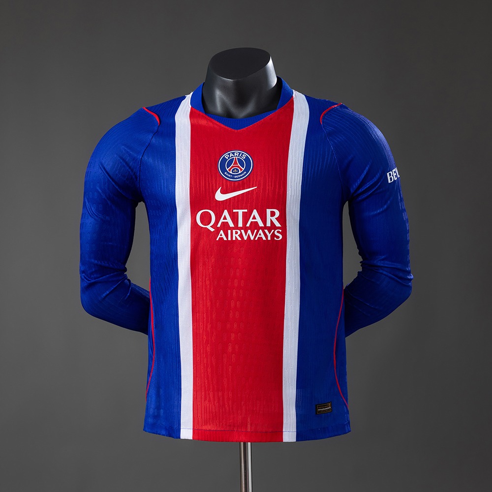ALT: Blå PSG hjemmedrakt 26/27 med lange ermer og bred rød Hechter-stripe foran
