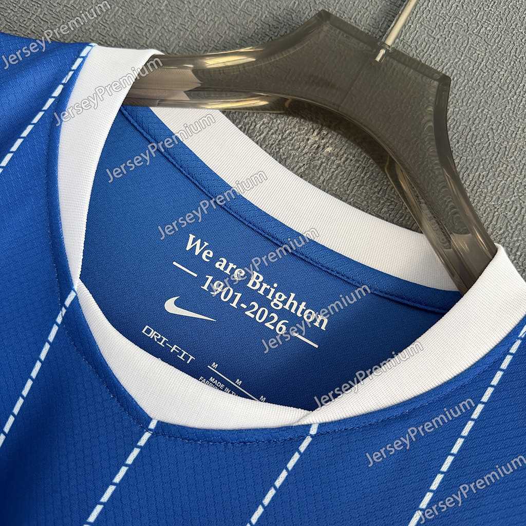 Hvit V-hals og We are Brighton 1901–2026 jubileumstekst i kragen