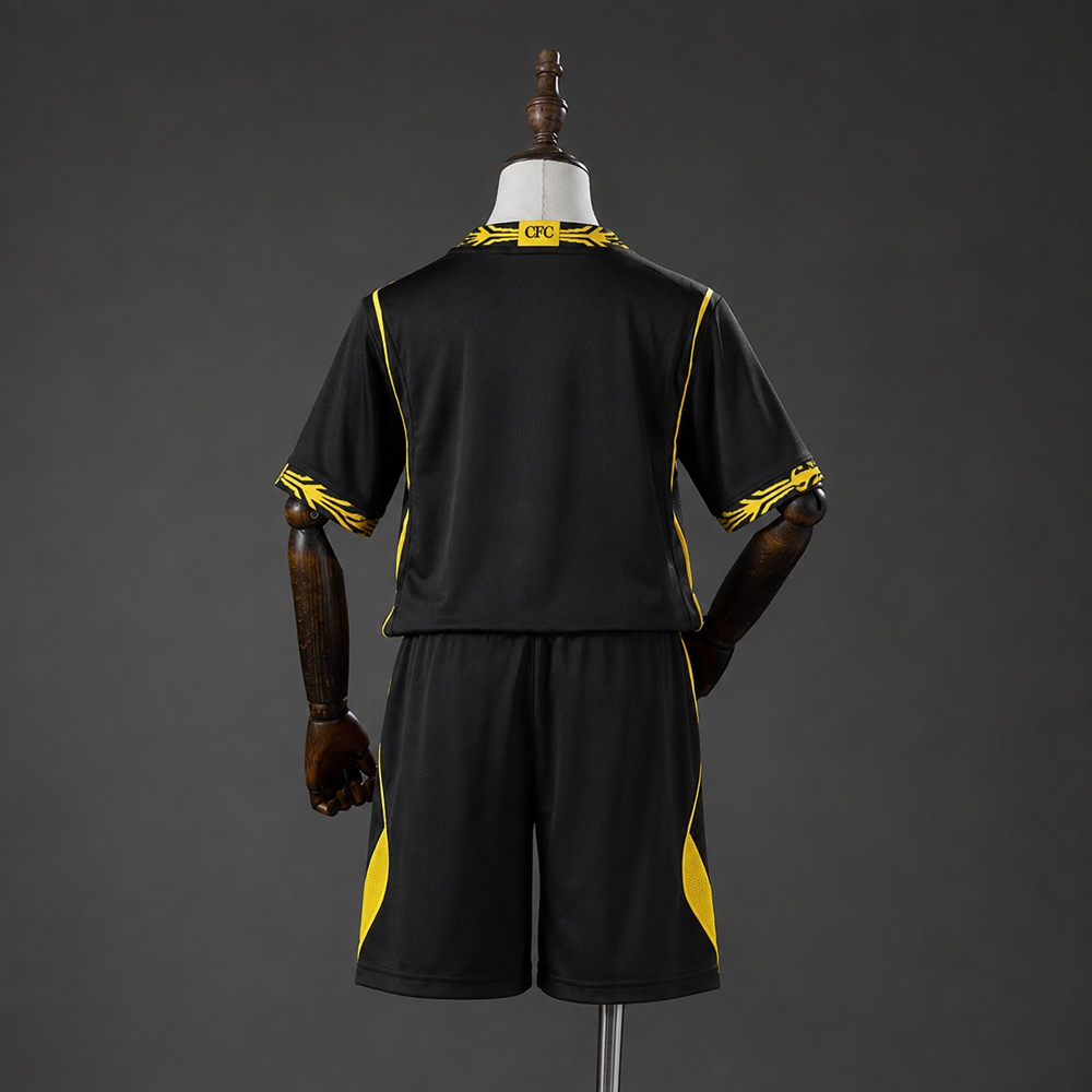 Chelsea bortedrakt 26/27 barn i svart og gull med shorts sett forfra