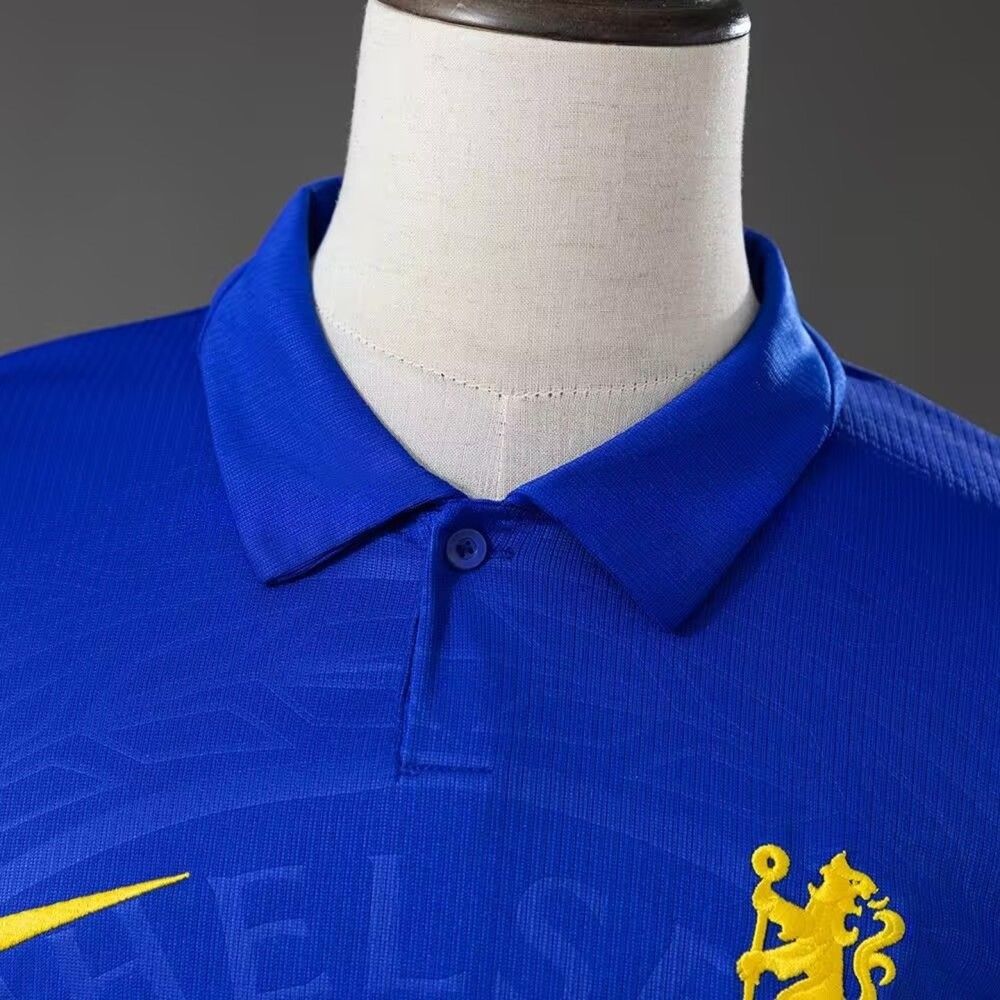 Baksiden av blå Chelsea hjemmedrakt 26/27 med gule sidedetaljer