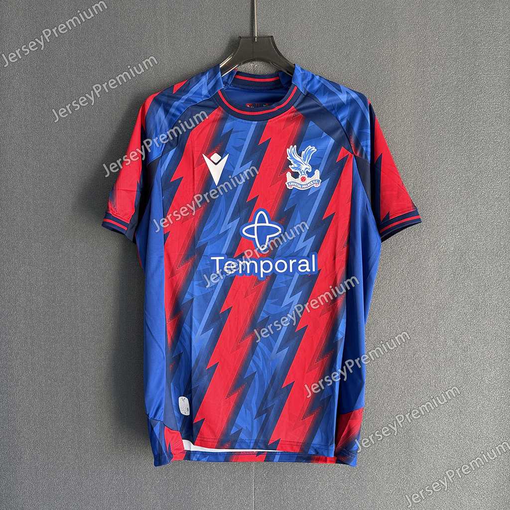 Crystal Palace 26/27 tredjedrakt i blått og rødt med Eagle Wing-mønster sett forfra