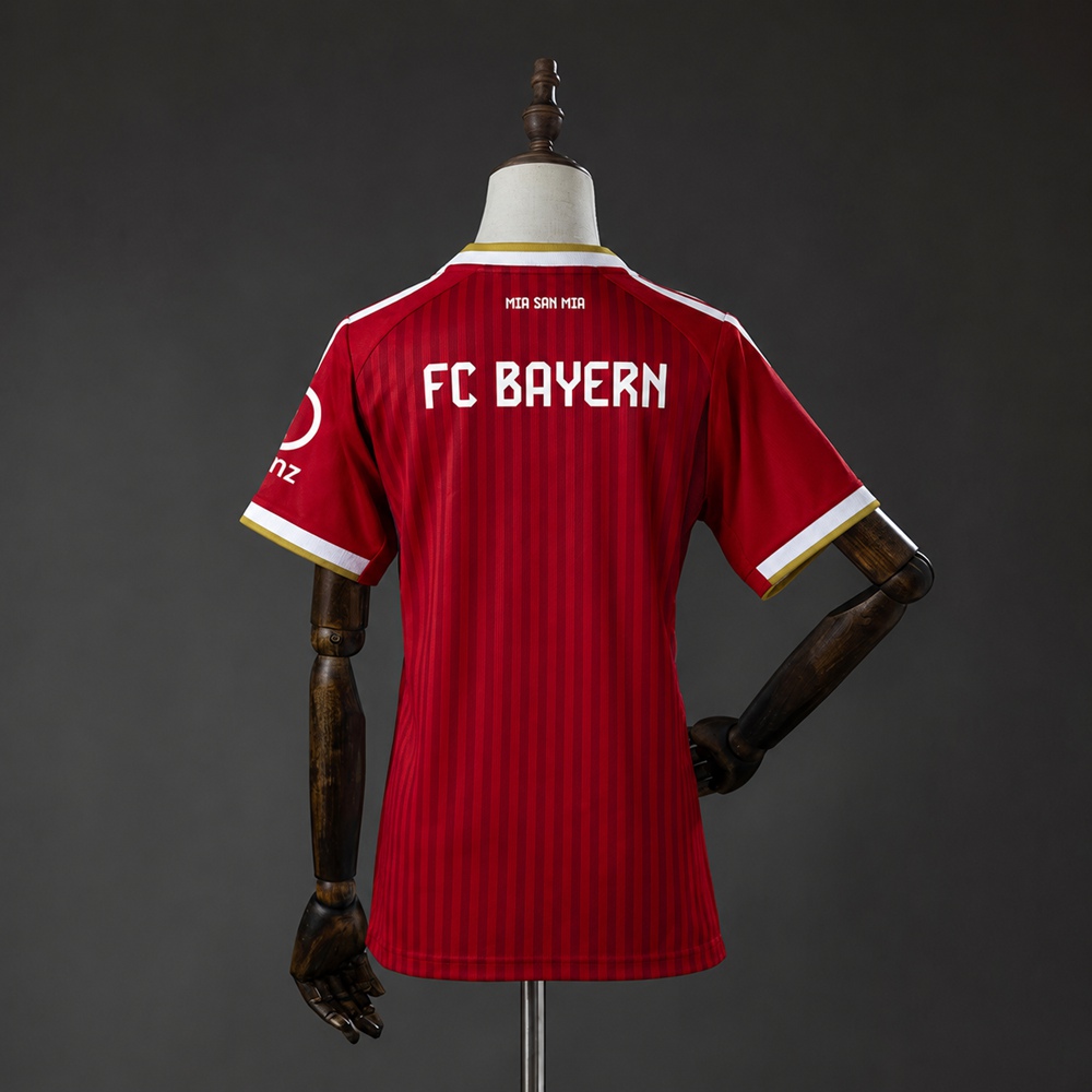 Baksiden av Bayern München hjemmedrakt 26/27 i rød damepassform