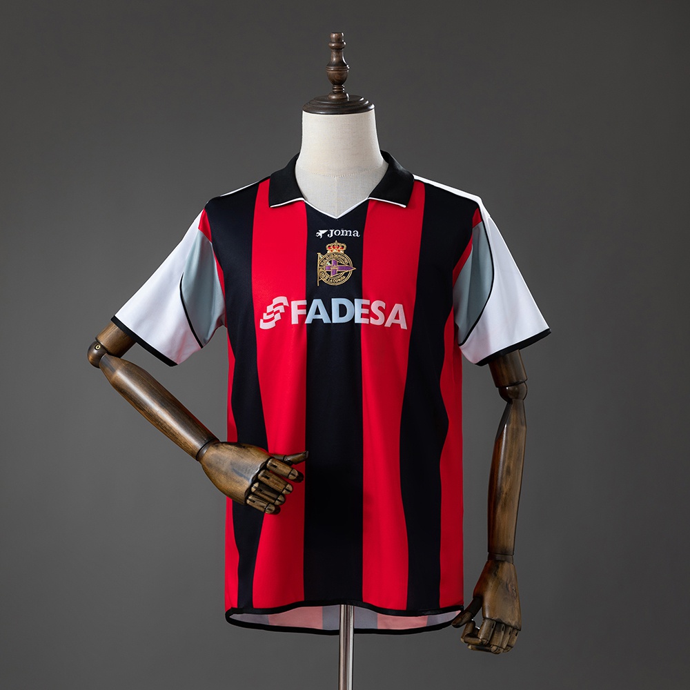 Deportivo de La Coruña bortedrakt 2001/02 med røde og svarte striper og hvite ermer