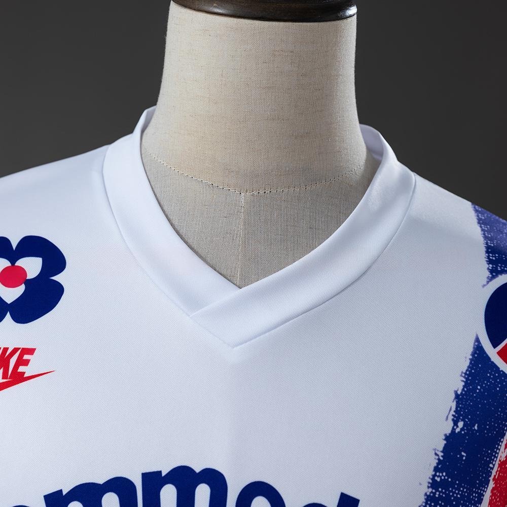 Detaljbilde av Eiffeltårn-inspirert penselmønster på PSG retrodrakt