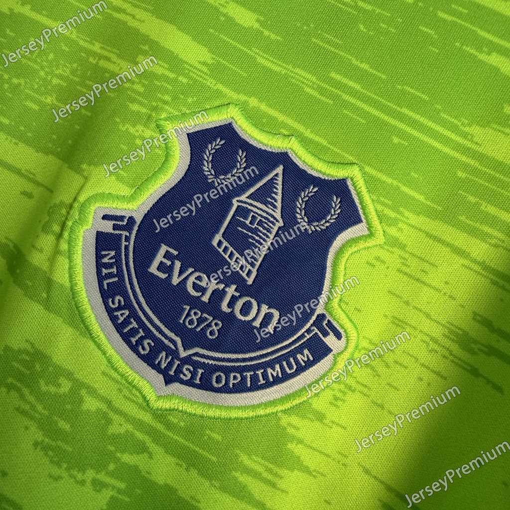 Nærbilde av Everton-klubbmerket og det grønne mønsteret på keeperdrakten