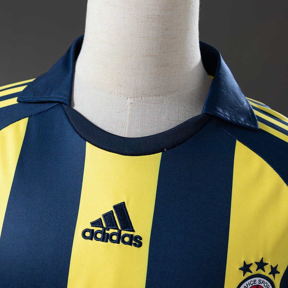 Detalj av polokragen og klubbmerket på Fenerbahçe hjemmedrakt 2008/09