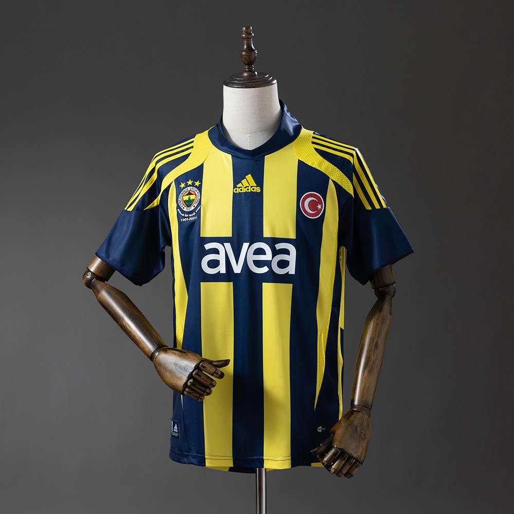 Fenerbahçe retro hjemmedrakt 2007/08 med gule og marineblå striper, sett forfra