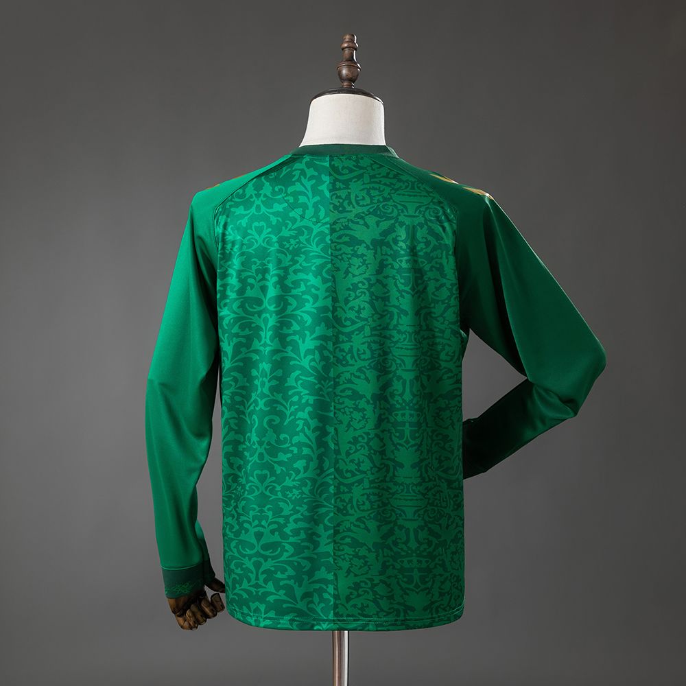 Ornamenter i to grønntoner rundt Real Betis-merket og de gullfargede detaljene på brystet