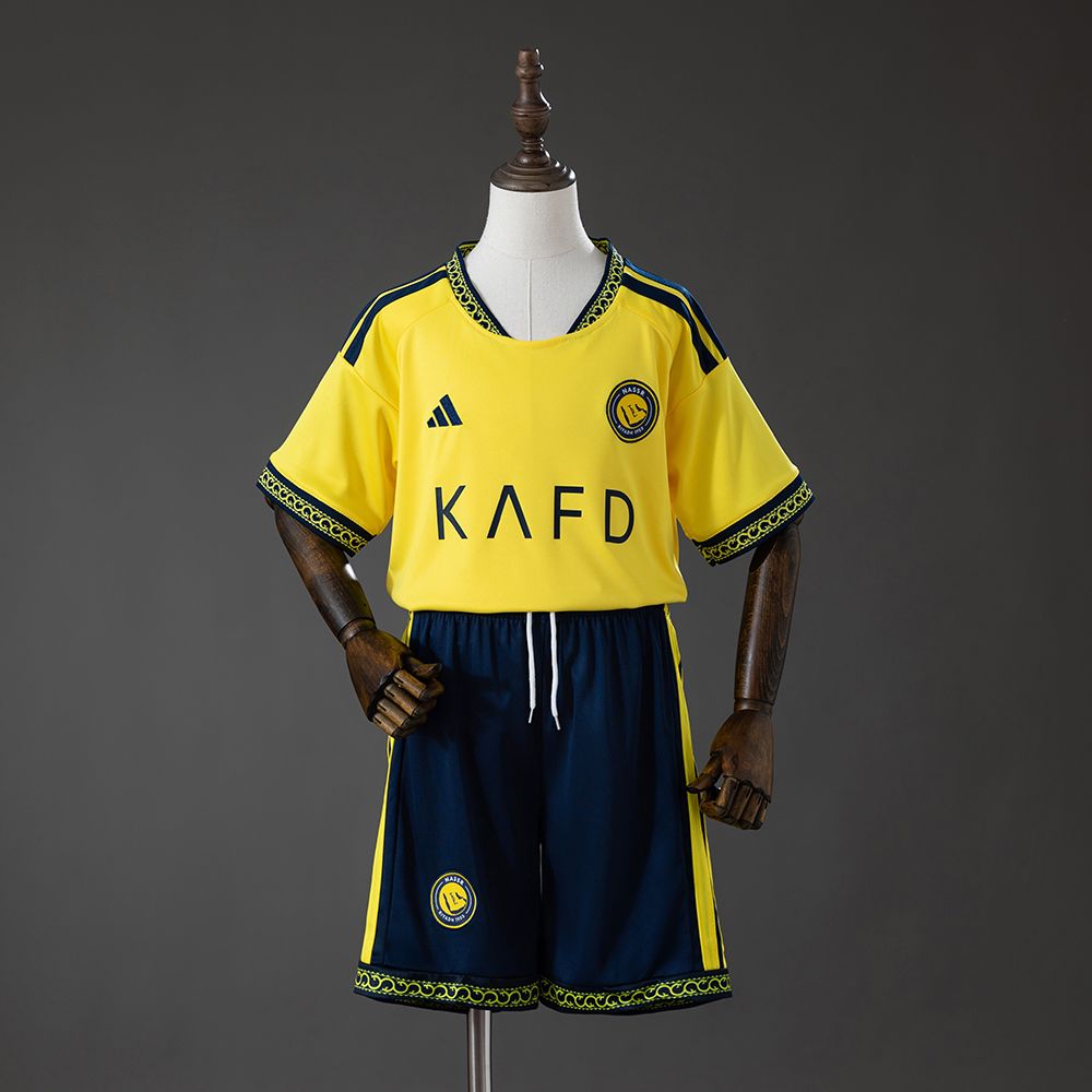 Gul Al-Nassr hjemmedrakt sett 26/27 for barn med marineblå shorts
