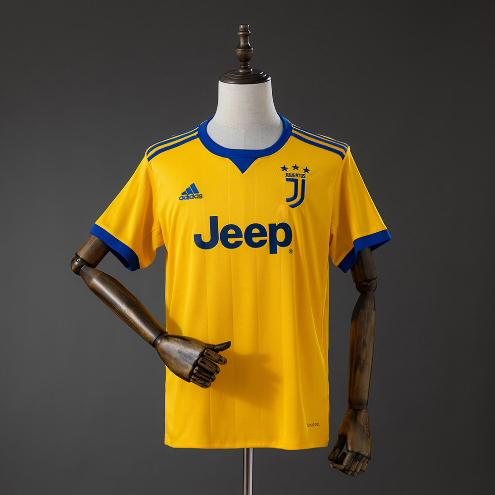 Gul Juventus 17/18 retro bortedrakt med blå halskant, skulderstriper og korte ermer
