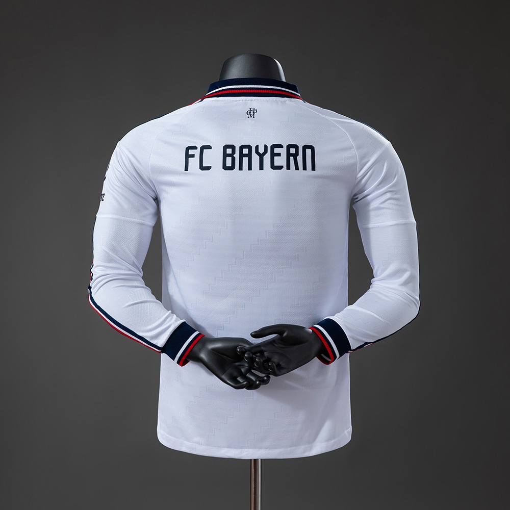Baksiden av Bayern Munich sin hvite langermede for sesongen 2026/27