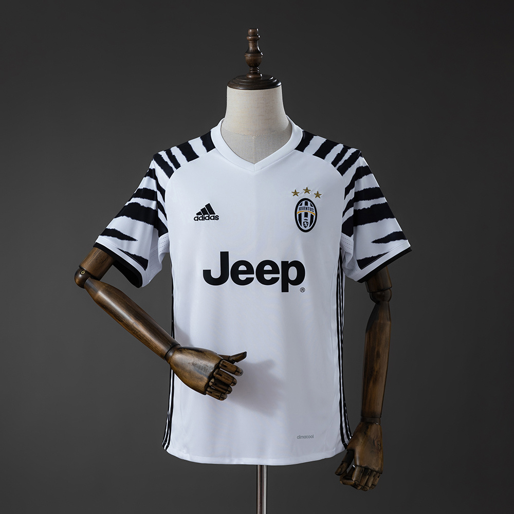 Hvit Juventus tredjedrakt fra 16/17 med svarte sebrastriper på skuldrene og korte ermer
