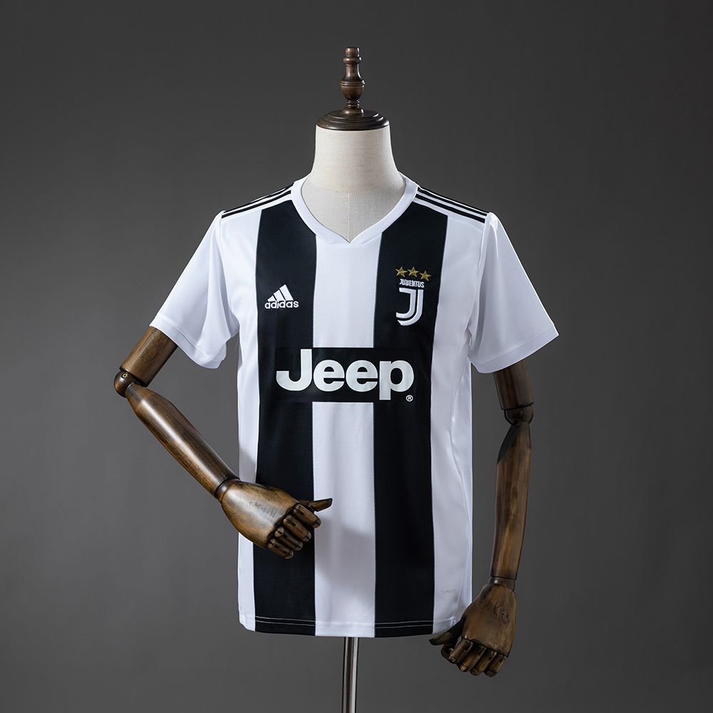 Juventus retro hjemmedrakt 18/19 på dukke, med to brede svarte striper, hvitt midtparti og korte hvite ermer