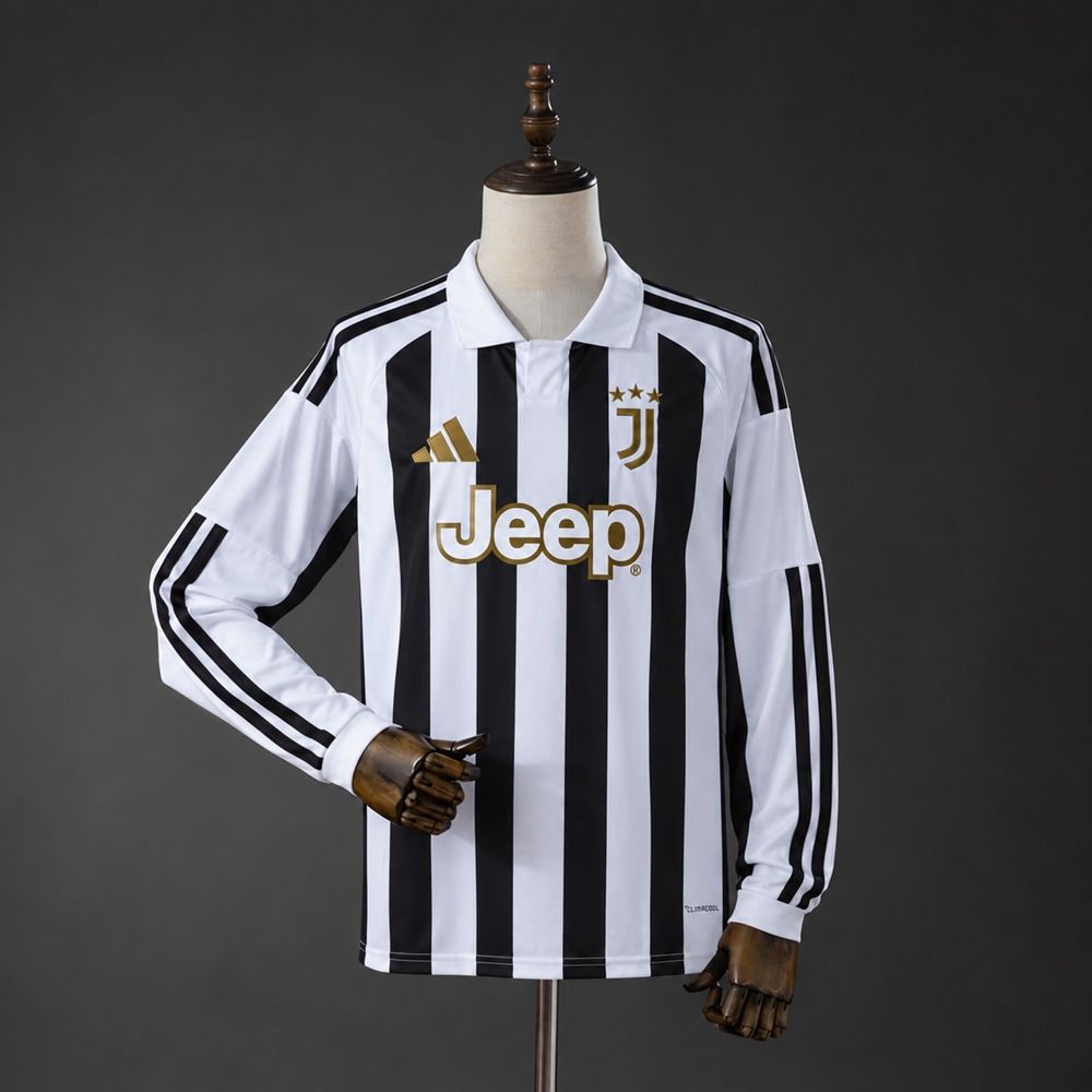 Juventus hjemmedrakt 26/27 på utstillingsdukke med svarte og hvite striper, hvit polokrage og gullfarget klubbmerke