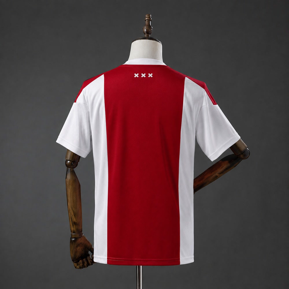 Baksiden av Ajax 26/27 hjemmedrakt med bred rød stripe og hvite ermer