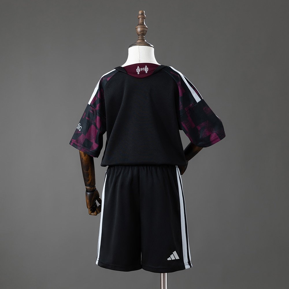 Liverpool draktsett for barn 2026/27 med drakt og shorts, sett bakfra